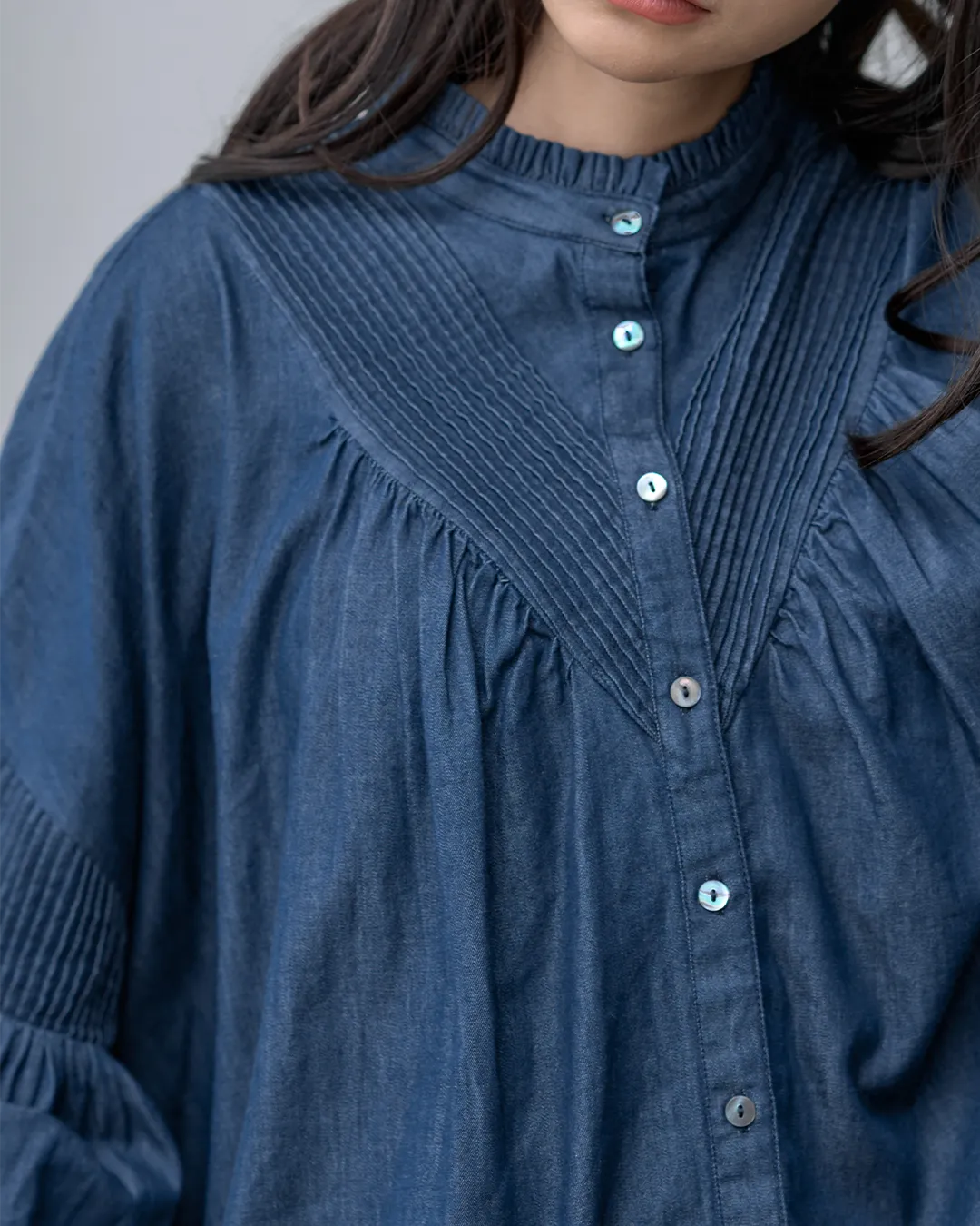 Vピンタックデニムブラウス
